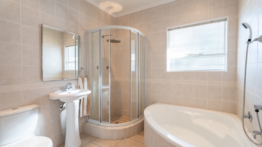 5 Bedroom Property for Sale in Uniepark Western Cape